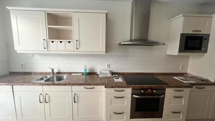 Witte keuken met granieten blad en inbouwapparaten, Huis en Inrichting, Keuken | Complete keukens, Zo goed als nieuw, Hoekkeuken