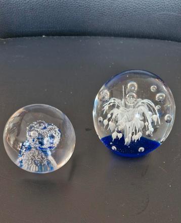 Twee glazen presse-papiers beschikbaar voor biedingen