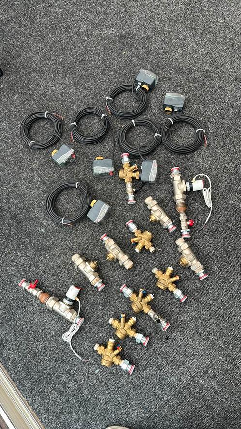 servomotoren, regelventielen, thermische actuators (Danfoss), Doe-het-zelf en Verbouw, Verwarming en Radiatoren, Zo goed als nieuw
