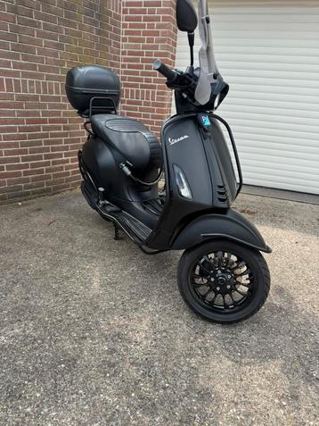 Vespa sprint Notte bomvol met maar 825km beschikbaar voor biedingen