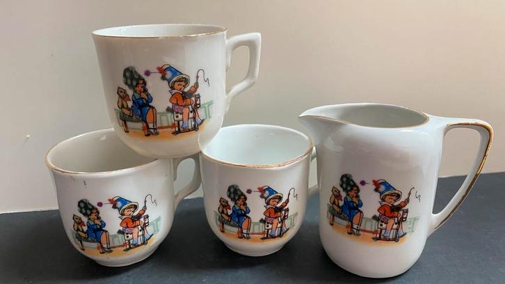 3 antieke kinderkopjes + melkkannetje. Spelende kinderen, Antiek en Kunst, Antiek | Porselein, Ophalen of Verzenden