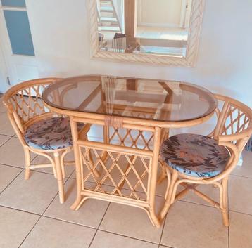Vintage rotan bistroset tafel rookglas blad 2 rotan stoelen beschikbaar voor biedingen