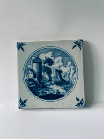 Oud delfts blauw tegeltje zeilschip zee vuurtoren gemerkt.   beschikbaar voor biedingen