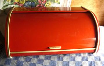 brocante broodtrommel/ rode brooddoos met schuifklep beschikbaar voor biedingen