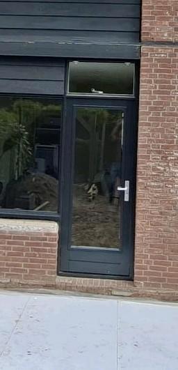 Hardhouten deur met dubbelglas beschikbaar voor biedingen