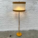 midcentury vloerlamp van leer en chroom - geel UNIEK!, Huis en Inrichting, Lampen | Vloerlampen, Kunststof, 150 tot 200 cm, Gebruikt