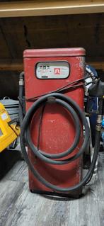 Oude vintage diesel pomp, Ophalen