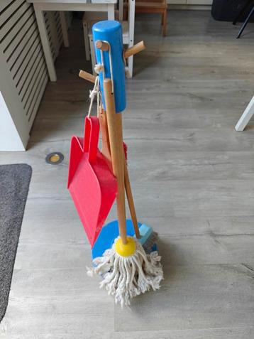 Speelgoedset schoonmaakspullen hout beschikbaar voor biedingen