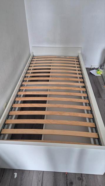 Bed met opberglades 