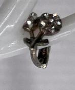 Zilverkleurige bloementjes oorbellen met strass steentjes, Nieuw, Ophalen of Verzenden, Knopjes of Stekers, Zilver