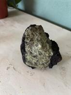 Olivijn in basalt – vulkanisch gesteente, Verzamelen, Mineralen en Fossielen, Ophalen of Verzenden