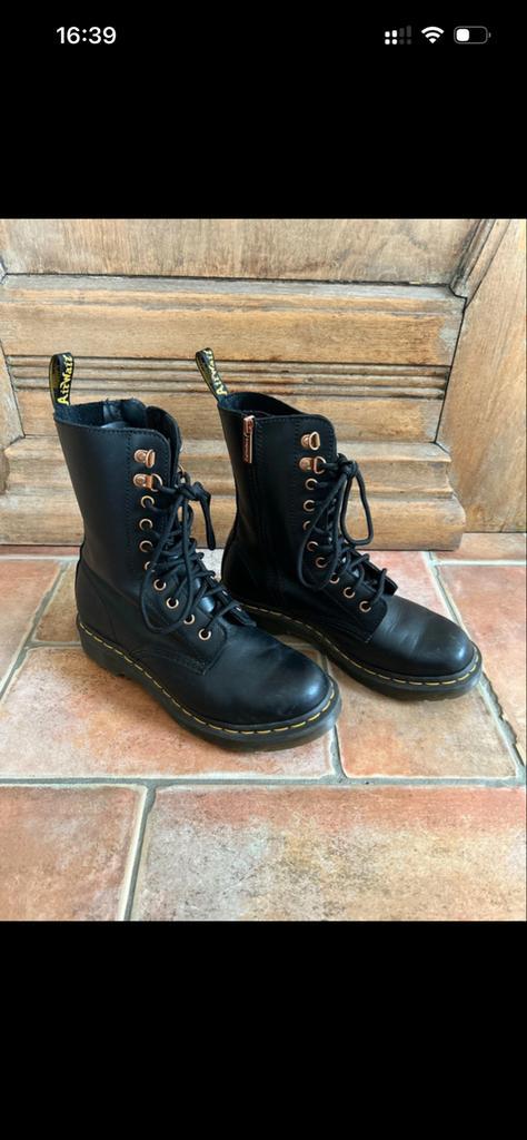 Dr. Martens 1490 rose gold hardware leather high boots ZGAN, Kleding | Dames, Schoenen, Zo goed als nieuw, Hoge laarzen, Zwart