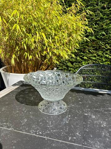 Schaal op voet bewerkt glas,vintage,zgan beschikbaar voor biedingen