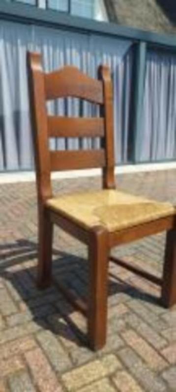 4 zeer nette stoelen met rieten zitting beschikbaar voor biedingen