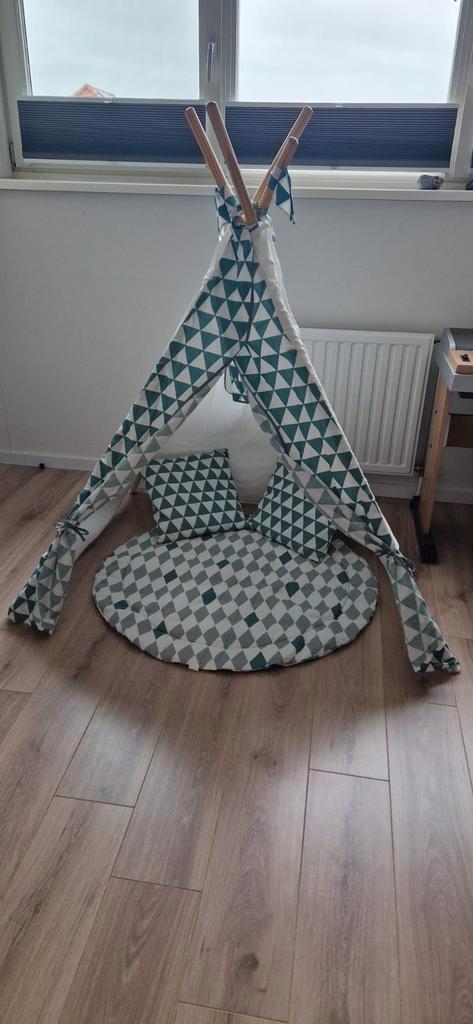Tipi tent groen/wit met kleed en kussens (Hut en Mut), Kinderen en Baby's, Speelgoed | Speeltenten, Ophalen