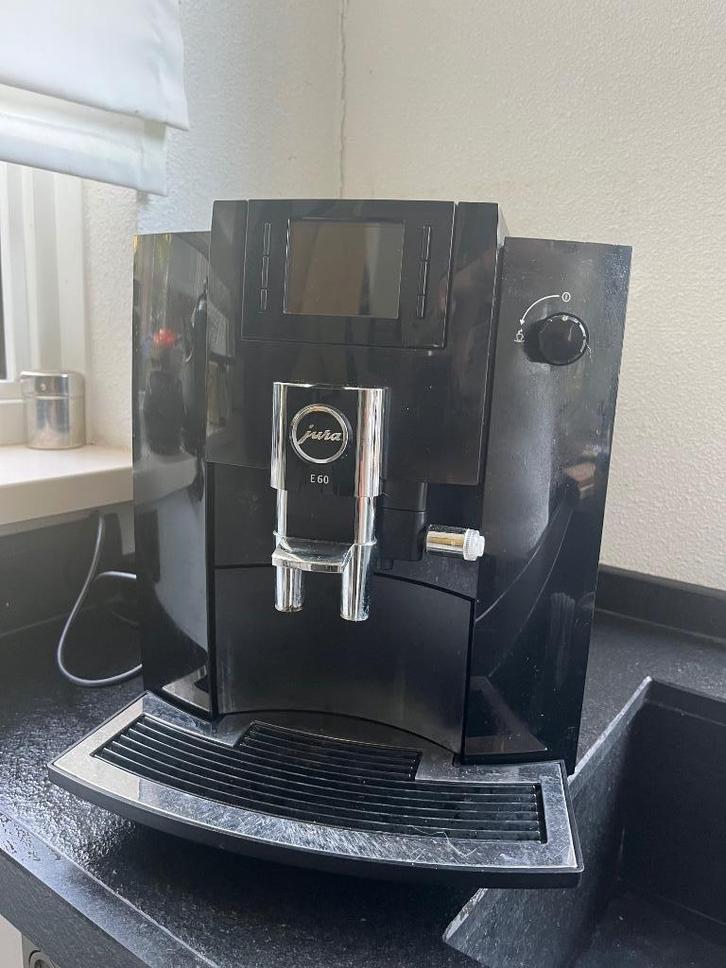 Jura E60 volautomatische koffiemachine, Witgoed en Apparatuur, Koffiezetapparaten, Gebruikt, Koffiebonen, Koffiemachine, 4 tot 10 kopjes
