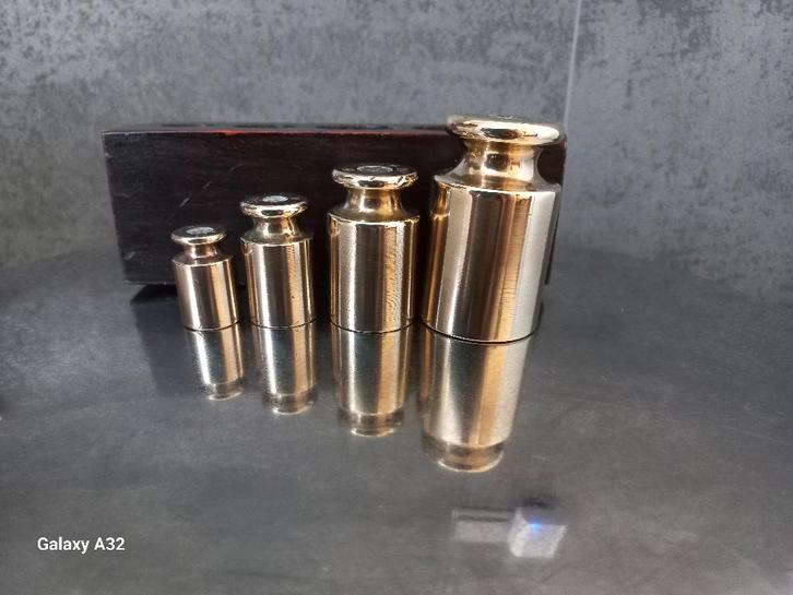4 koperen knop gewichten in houten blok, Antiek en Kunst, Antiek | Koper en Brons, Koper, Ophalen of Verzenden