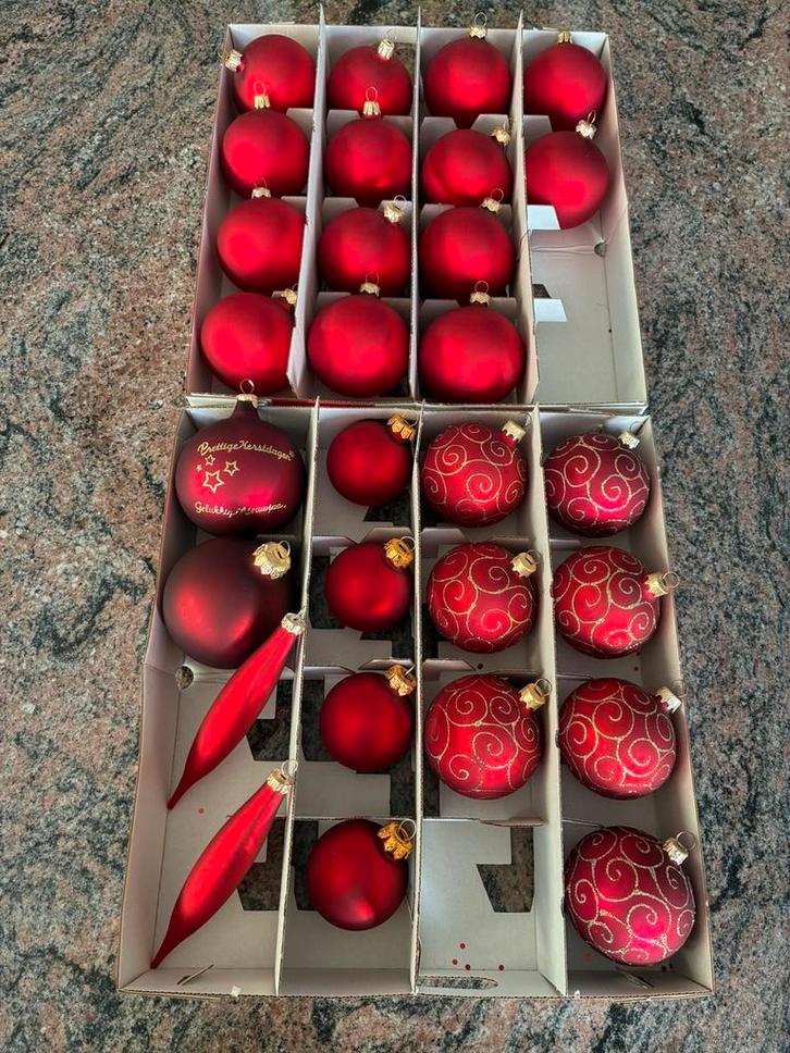 Kerstballen 27 stuks mat rood en mat rood goud, Diversen, Kerst, Zo goed als nieuw, Ophalen