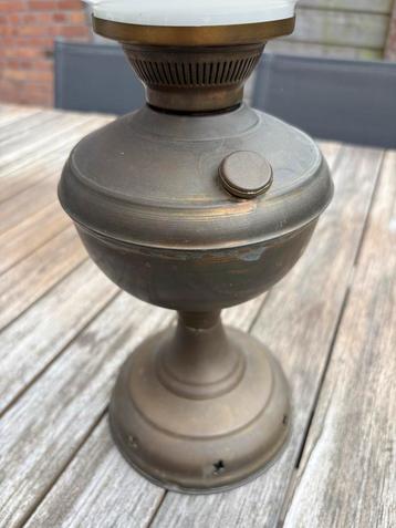 Antieke Olie Lamp met Glazen Kap beschikbaar voor biedingen