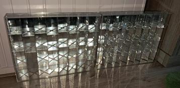 2 mooie nette plexiglas vitrine kastjes beschikbaar voor biedingen