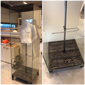 Glazen presentatie vitrine beschikbaar voor biedingen