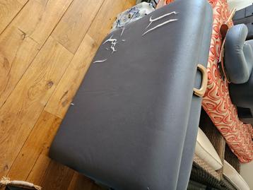 Sturdy Wooden‑Leg Massage Table beschikbaar voor biedingen