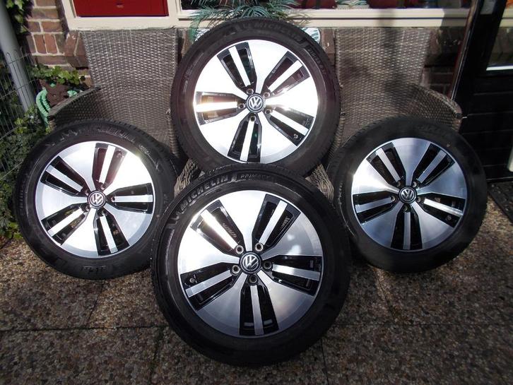 VW 17 INCH VELGEN MET ZOMERBANDEN ORIGINEEL VW SCHADEVRIJ, Auto-onderdelen, Banden en Velgen, Banden en Velgen, Zomerbanden, 16 inch