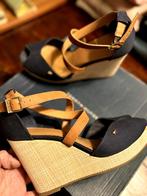 Tommy Hilfiger Navy Sleehak met Cognac lederen bandjes 38/39, Blauw, Zo goed als nieuw, Tommy Hilfiger, Sandalen of Muiltjes