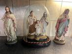 Tk  heilige familie in stolp en 2 losse beelden zonder stolp, Antiek en Kunst, Ophalen