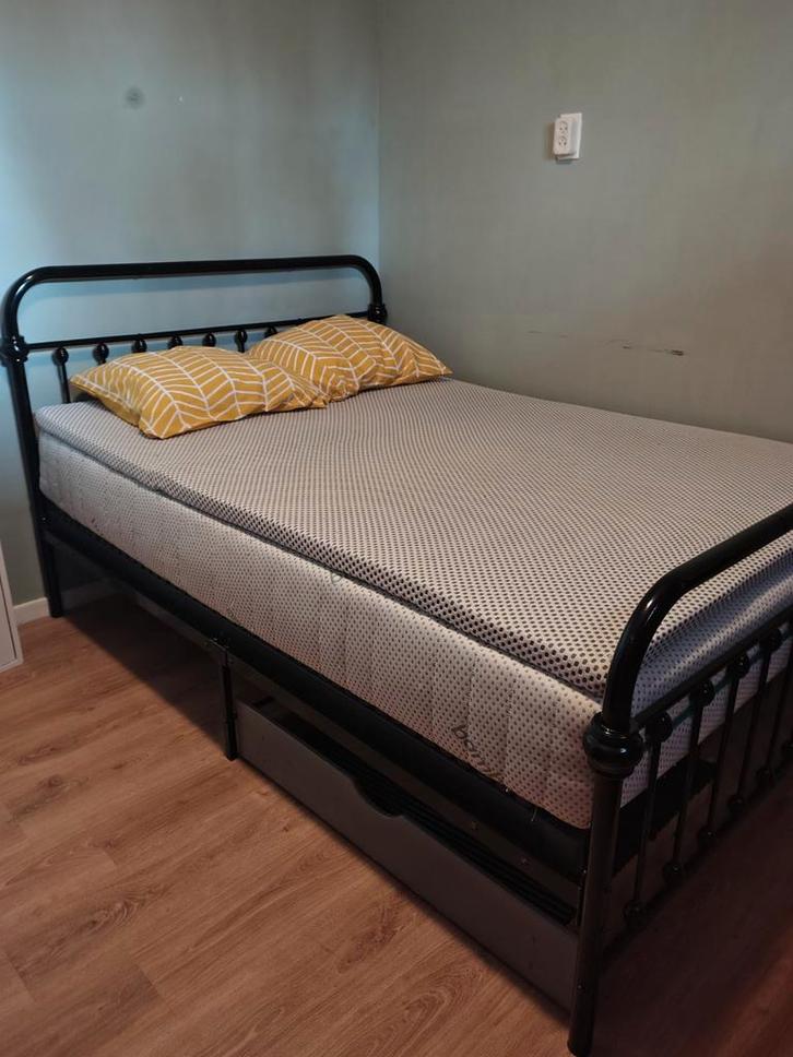 Stevig Zwart Metalen Bed 140x200 2 Jaar Jong Alles Inclusief, Huis en Inrichting, Slaapkamer | Bedden, Zo goed als nieuw, Tweepersoons