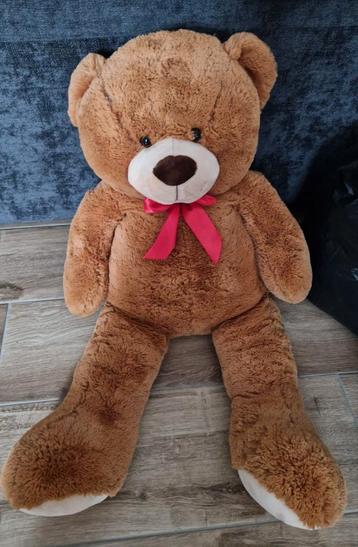 Grote teddybeer met strik beschikbaar voor biedingen