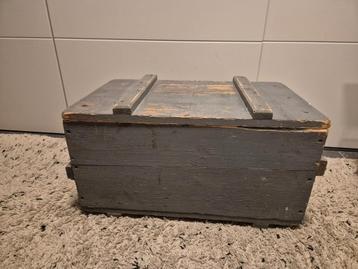 Vintage houten legerkist beschikbaar voor biedingen