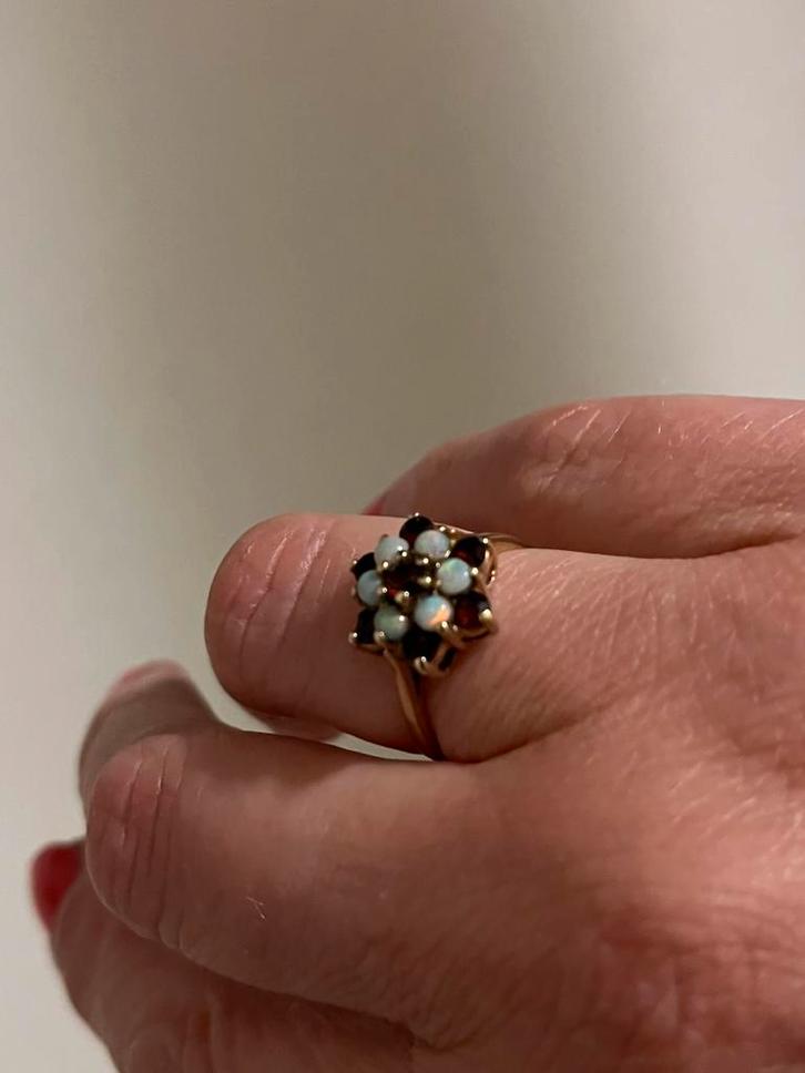 Prachtige 9 krt gouden ring natuurl opaaltjes & robijn mt, Sieraden, Tassen en Uiterlijk, Ringen, Gebruikt, Dame, 17 tot 18, Goud