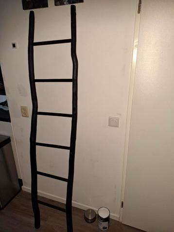 Zwarte decoratieve ladder beschikbaar voor biedingen