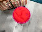 Leolux TamTam Hollow Kruk Roze rood stof Design Hocker, Huis en Inrichting, Minder dan 50 cm, Leolux, Rond, Nieuw