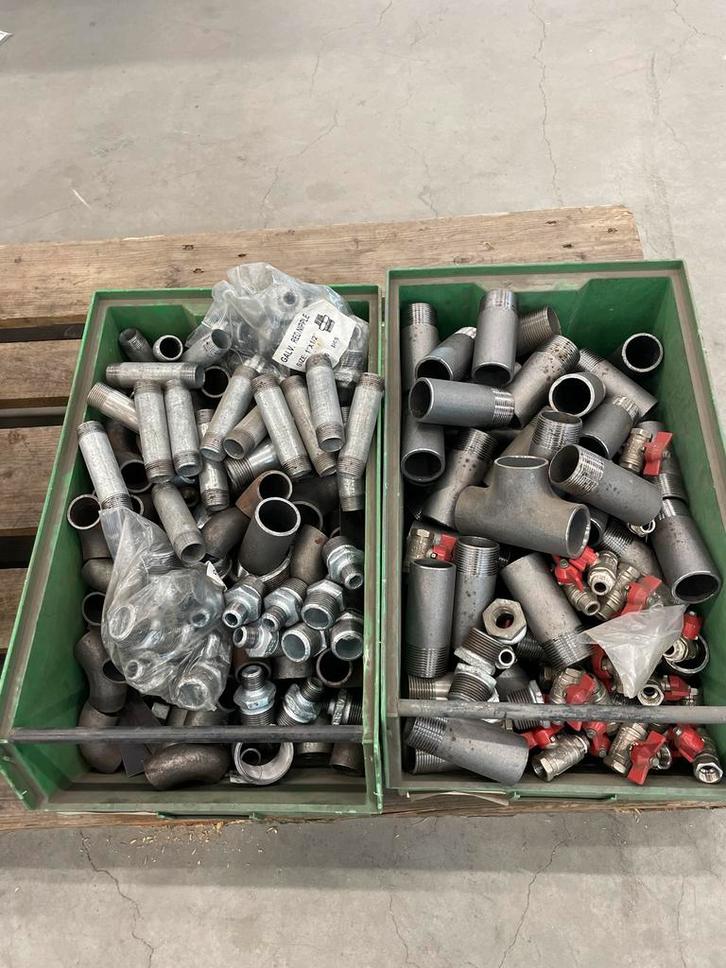 Grote partij staal fitwerk - restvoorraad, Doe-het-zelf en Verbouw, Buizen en Afvoer, Nieuw, Overige typen, Overige materialen