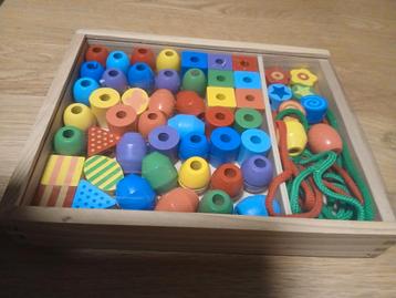 Stevige houten [ kleuterschool] kralenbox met touwtjes beschikbaar voor biedingen