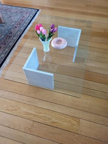 Retro glazen salontafel met wit marmeren sokkels beschikbaar voor biedingen