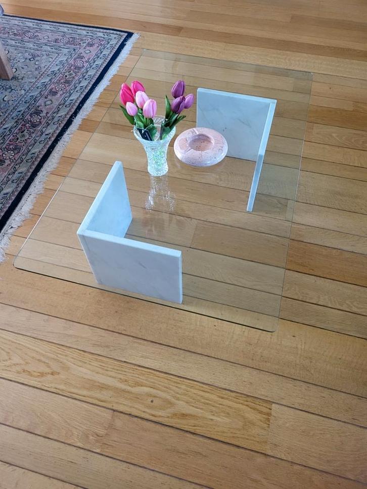 Retro glazen salontafel met wit marmeren sokkels, Huis en Inrichting, Tafels | Salontafels, Zo goed als nieuw, Minder dan 50 cm