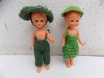 poppen plastic popje set groen gebreide jurk en hoed vintage, Gebruikt, Ophalen of Verzenden, Pop