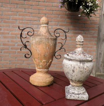 Twee terracotta ornamenten. beschikbaar voor biedingen