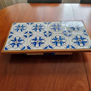 Blad van bijzettafeltje met 8 antieke tegeltjes.  beschikbaar voor biedingen