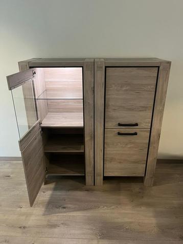 Vitrine-/opbergkast in eikenhout-look met verlichting beschikbaar voor biedingen