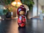 Vintage Japanse Kokeshi pop – Handbeschilderd, rode kimono, Ophalen of Verzenden, Zo goed als nieuw, Pop