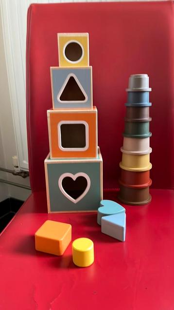 Mushie toren en houten kubussen samen E10 beschikbaar voor biedingen