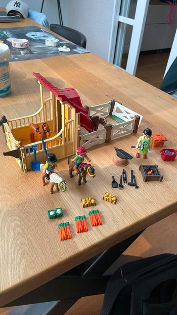 Playmobil hoefsmid, stal en 4 paarden beschikbaar voor biedingen