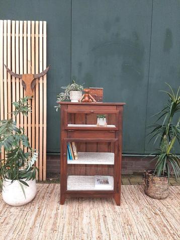 Vintage vitrinekastje houten theekastje beschikbaar voor biedingen
