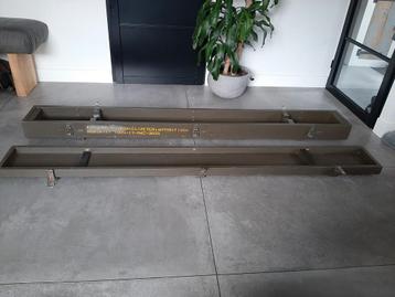 Stoere wandschappen gemaakt van een legerkist beschikbaar voor biedingen