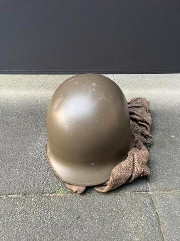 Originele legerhelm met binnenhelm en camouflagenet beschikbaar voor biedingen