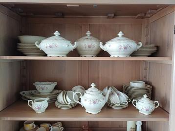 Servies Kahla met goudkleurig randje. beschikbaar voor biedingen